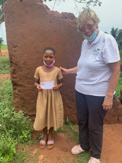 Margret Kopp mit einem Patenkind in Togo