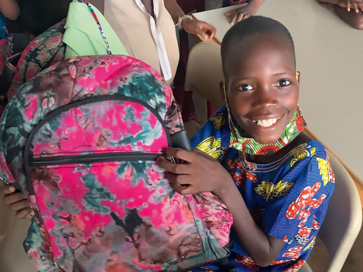 Ein Mädchen in Togo mit neuer Batik-Schultasche