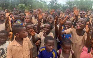 Viele lachende und winkende Kinder in Togo