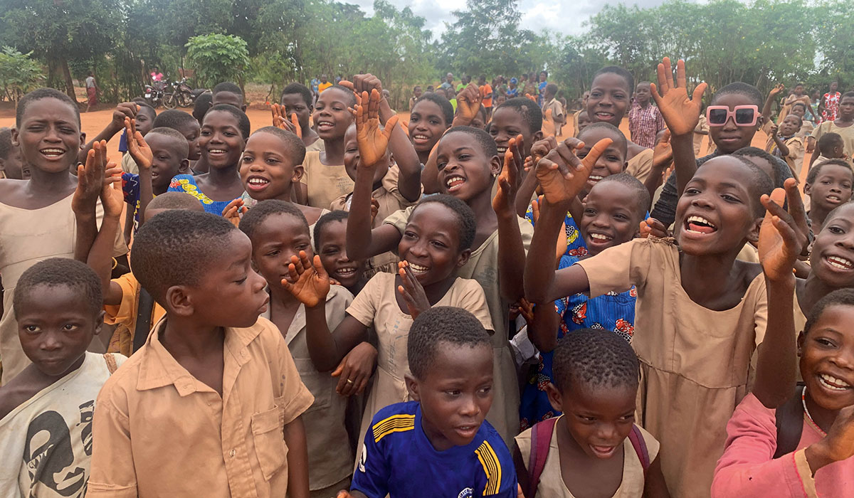 Viele lachende und winkende Kinder in Togo