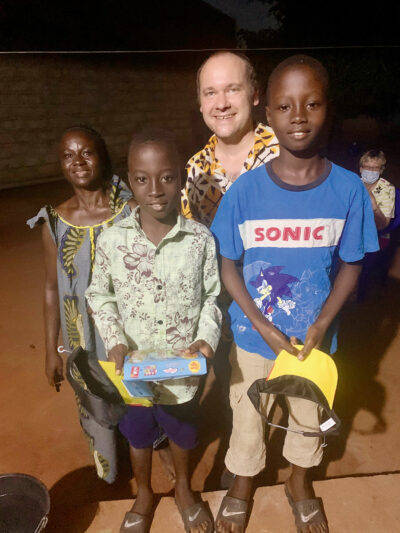 Andy Kopp mit Patenkindern in Togo