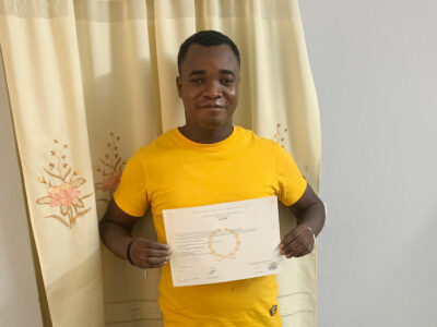 Essowè mit Diplom
