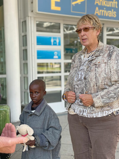 Madeleine mit Margret Kopp am Flughafen