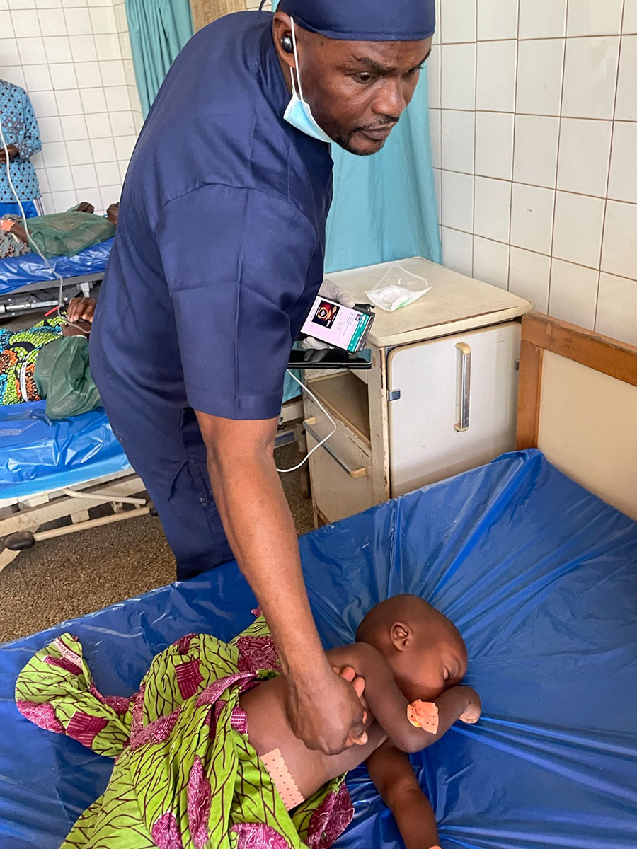 Dr. Michel Kodom untersucht ein Kind nach der Nabel-Operation