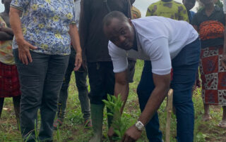 Dr. Kodom pflanzt den Baum mit Margret Kopp und dem Dorfchef