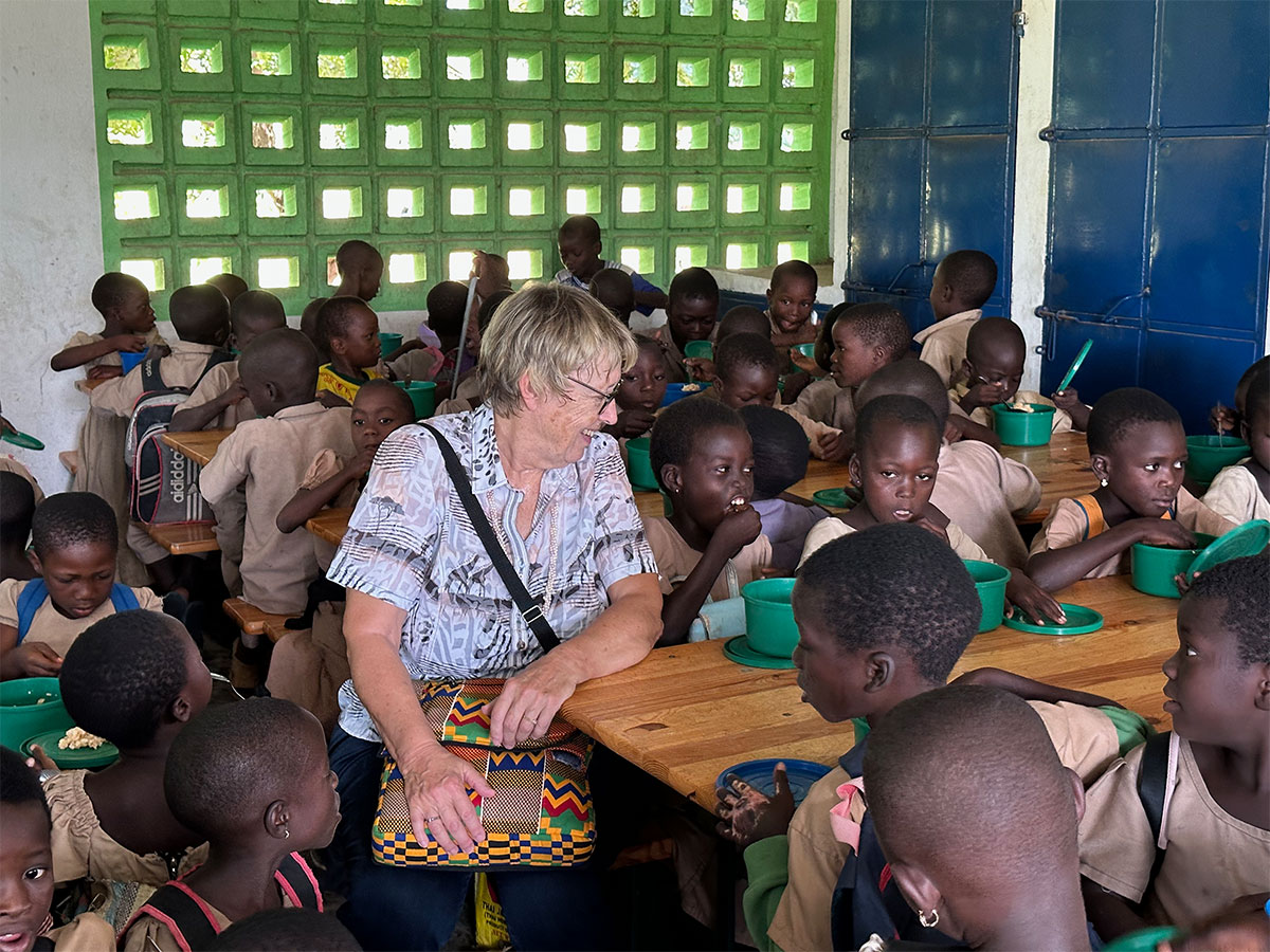 Margret Kopp sitzt bei den Kindern in der Schulkantine