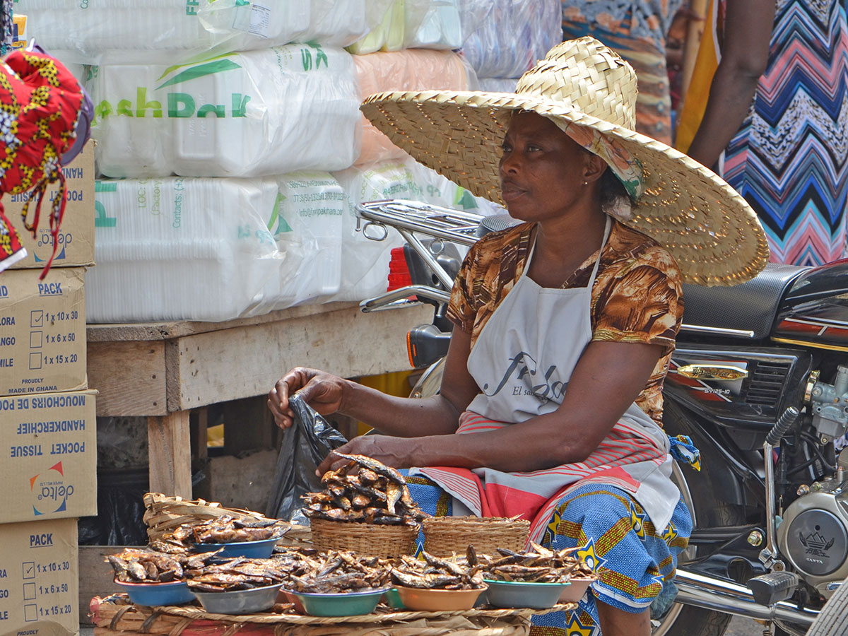 Marktfrau mit großem Strohhut in Lomé