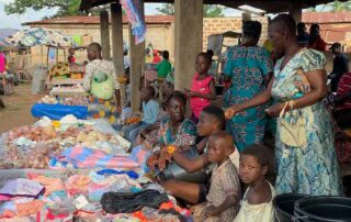 Marktstand in Togo mit Kindern und den Marktfrauen