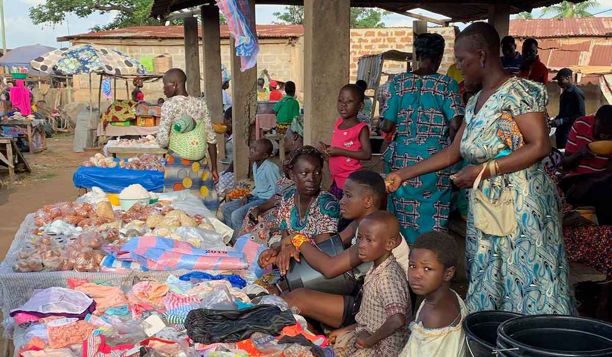 Marktstand in Togo mit Kindern und den Marktfrauen
