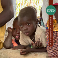 Das Titelblatt des Togo-Kalenders 2025 zeigt ein interessiert schauendes Kinde, dahinter ein Kleinkind das die Zunge rausstreckt.