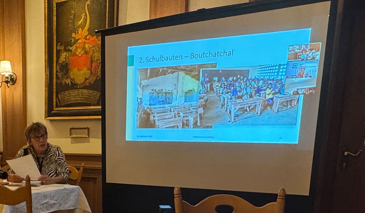 Margret Kopp mit Präsentation auf Leinwand während des Tätigkeitsberichts