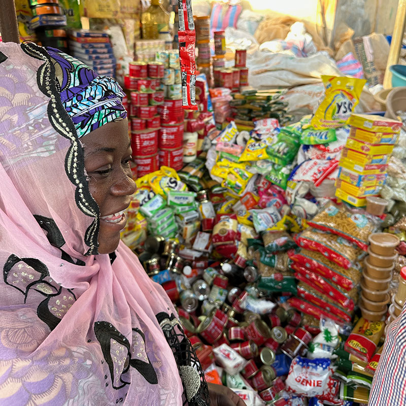 Eine Marktfrau an ihrem Stand