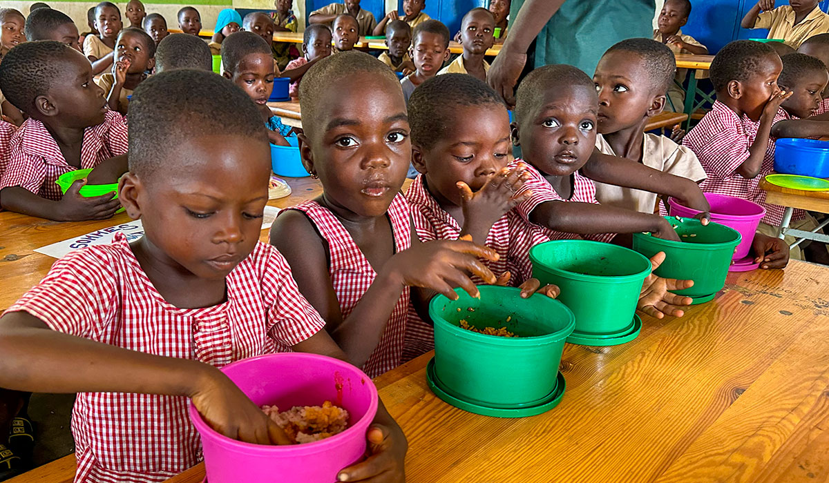 Kinder essen in der Kantine in Togo