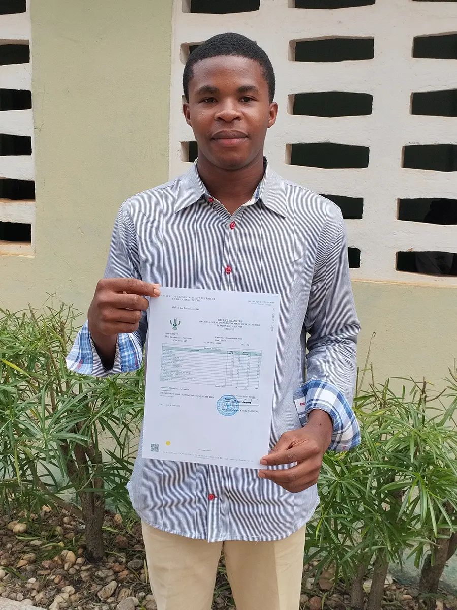 Abiturient mit seinem Zeugnis