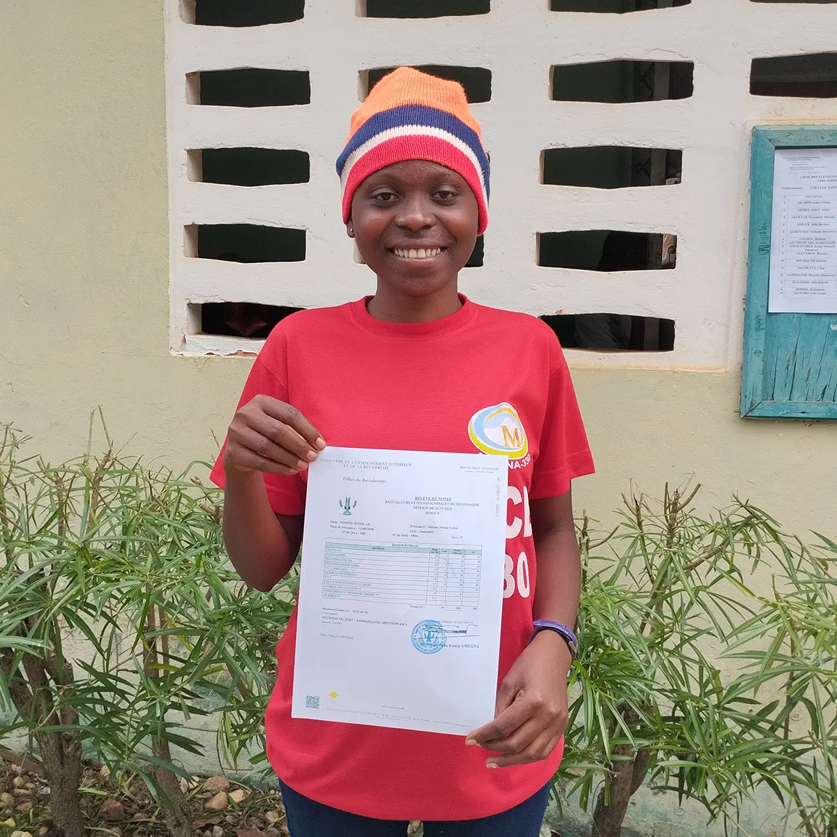 Abiturientin mit Zeugnis