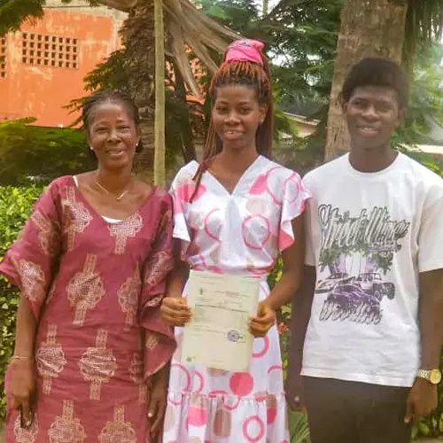 Abiturientin Elysée mit ihrer Familie