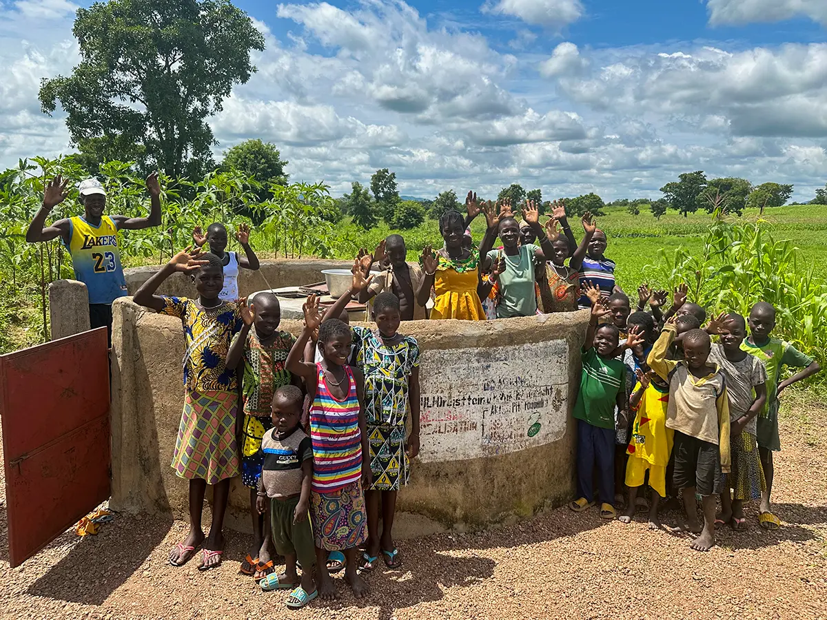 Die Bevölkerung vor dem Brunnen