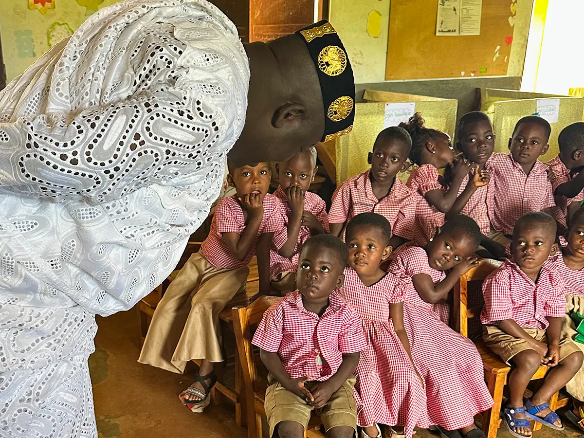 Chef von Zoti mit Kindern