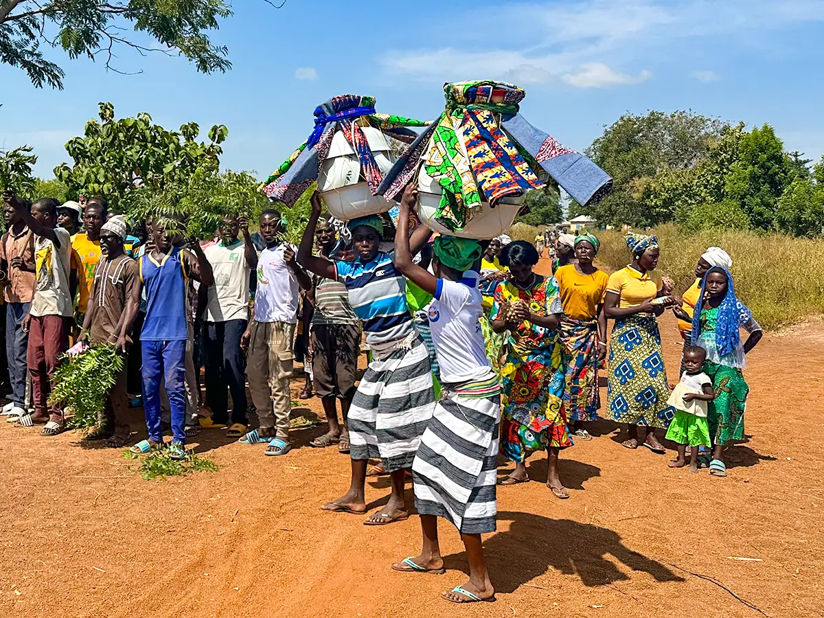 Tanzende Frauen mit Stoffen und Schüsseln