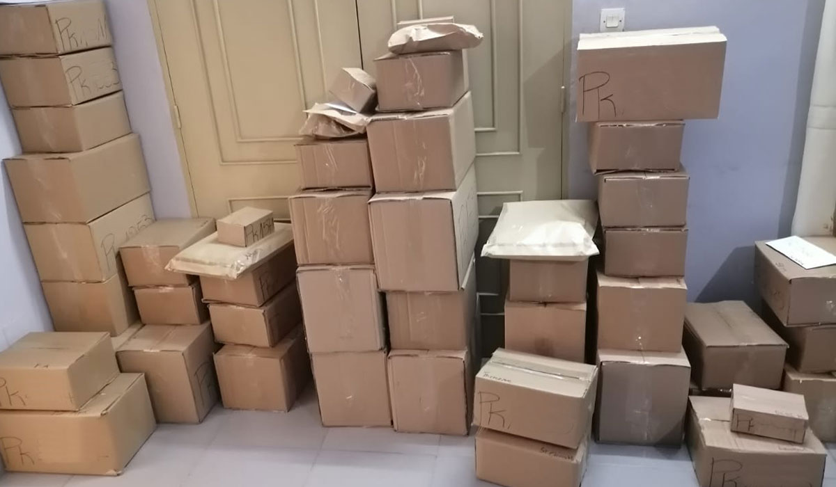 Haufenweise Pakete für die Patenkinder in unserem Büro in Lomé