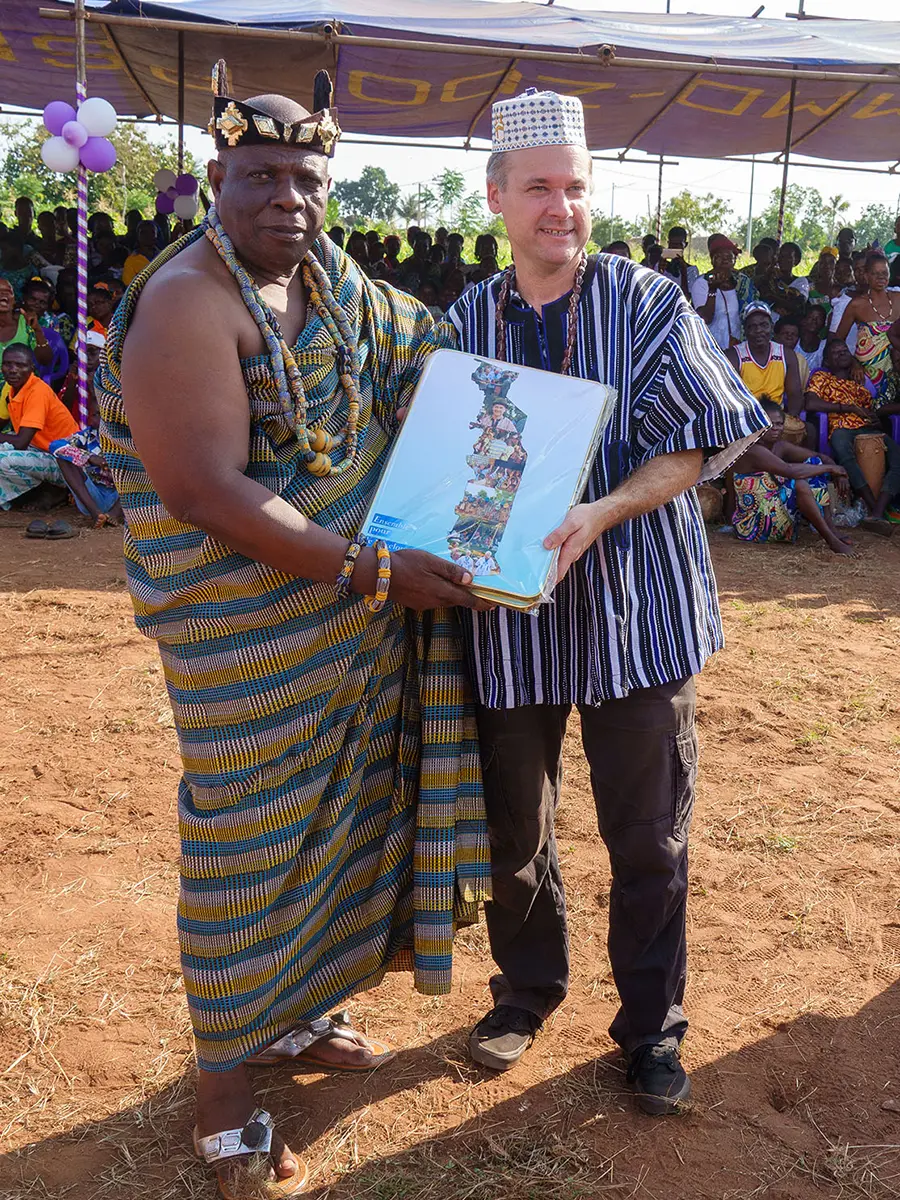 Mit einem der Dorfchefs von Zoti bei der Einweihung des Krankenhauses in Zoti