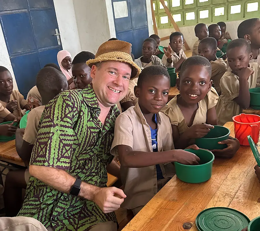 Mit Kindern bei der Kinder-Schulspeisung in Kouma Apoti
