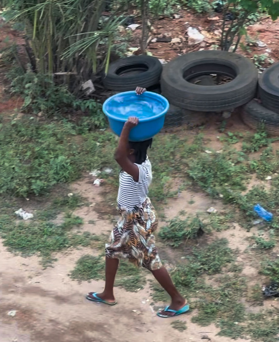 Eine Frau trägt Wasser in Lomé