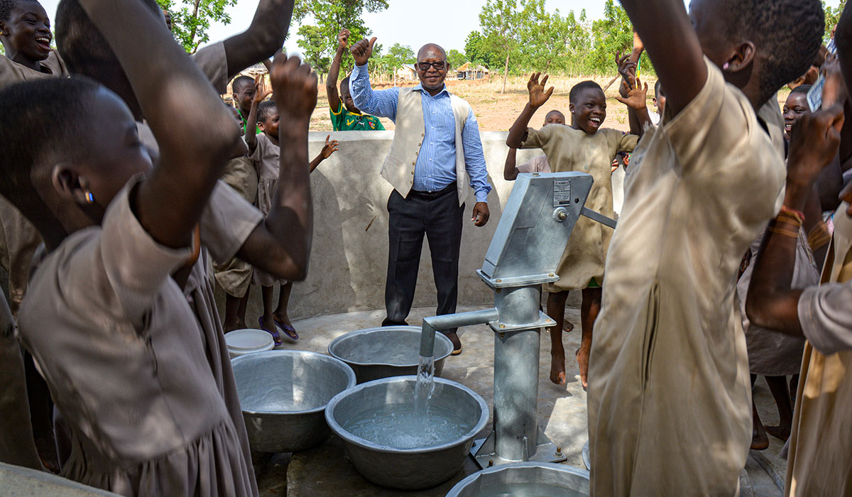 Wasser kommt aus dem neuen Pumpbrunnen in Namab