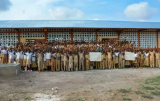 Das neue Collége Namab mit den Schülern davor