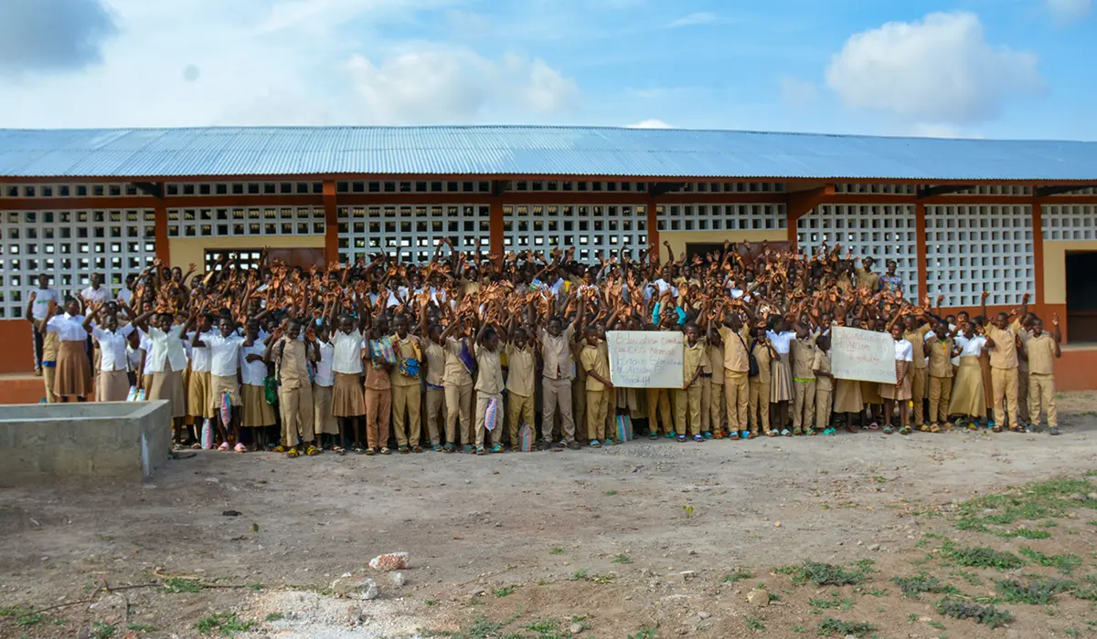 Das neue Collége Namab mit den Schülern davor