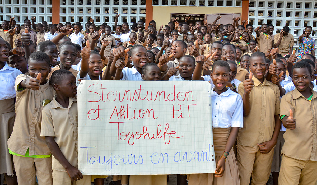 Die Schüler danken mit einem Banner der Aktion Sternstunden und Aktion PiT