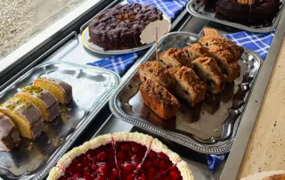 Kuchen-Stand bei Kunst im Stadl in Anzhofen