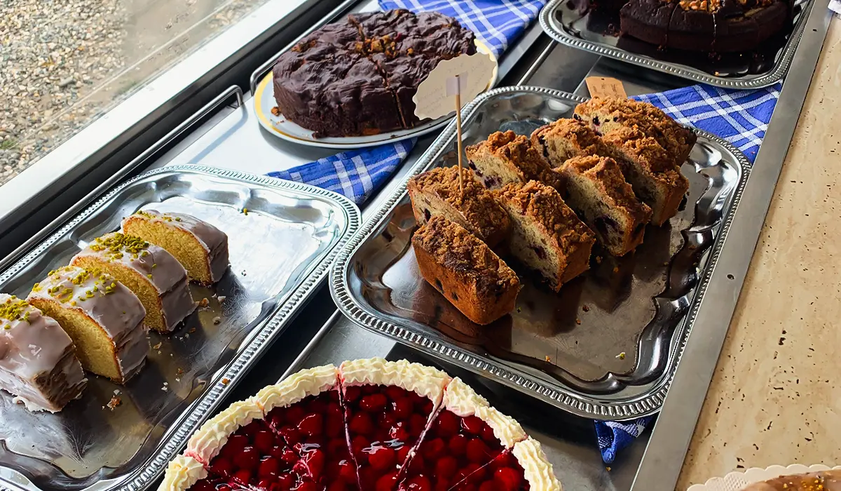 Kuchen-Stand bei Kunst im Stadl in Anzhofen