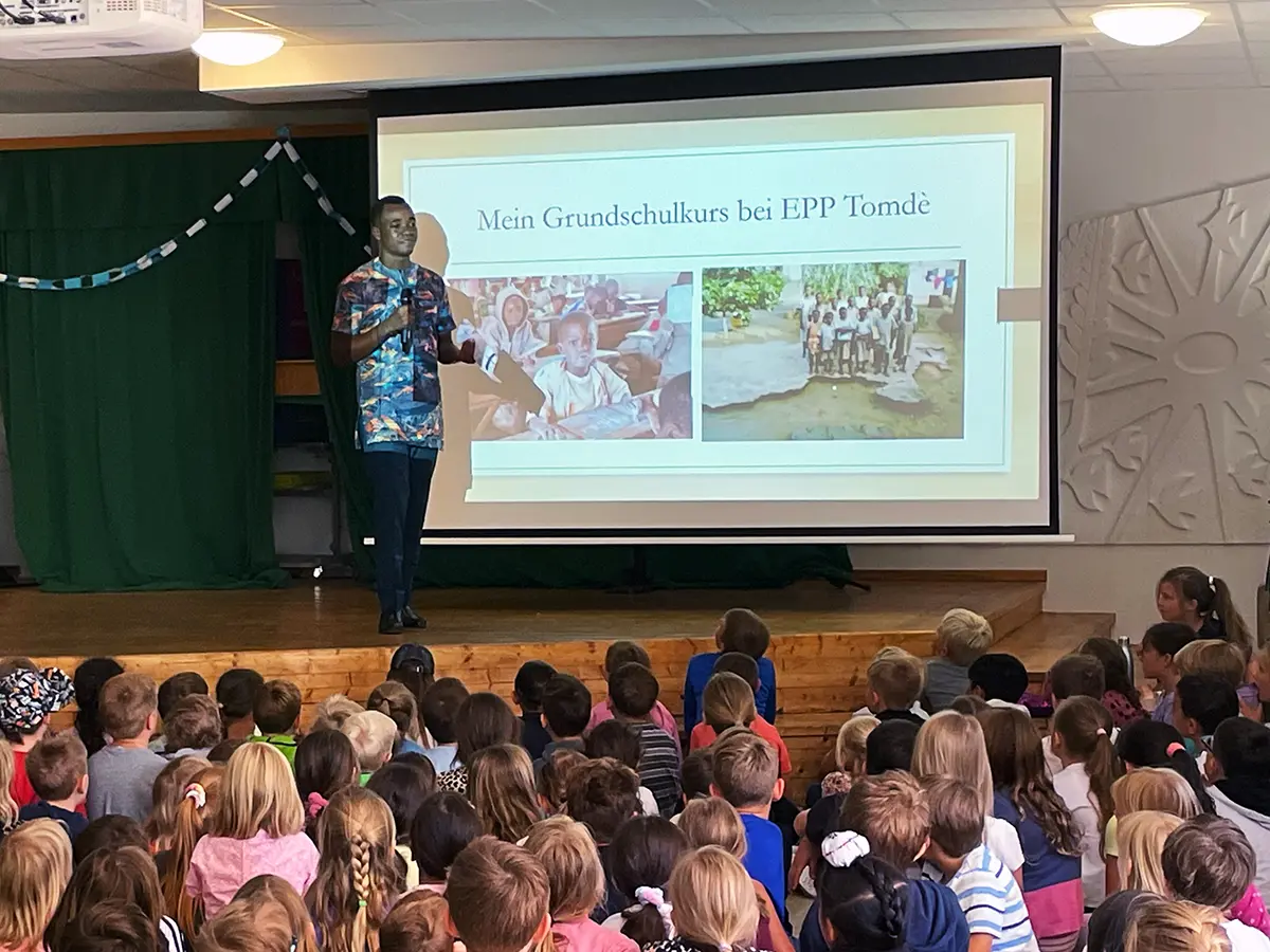Essowè Tchinguilou bei seinem Vortrag in der Grundschule Maisach