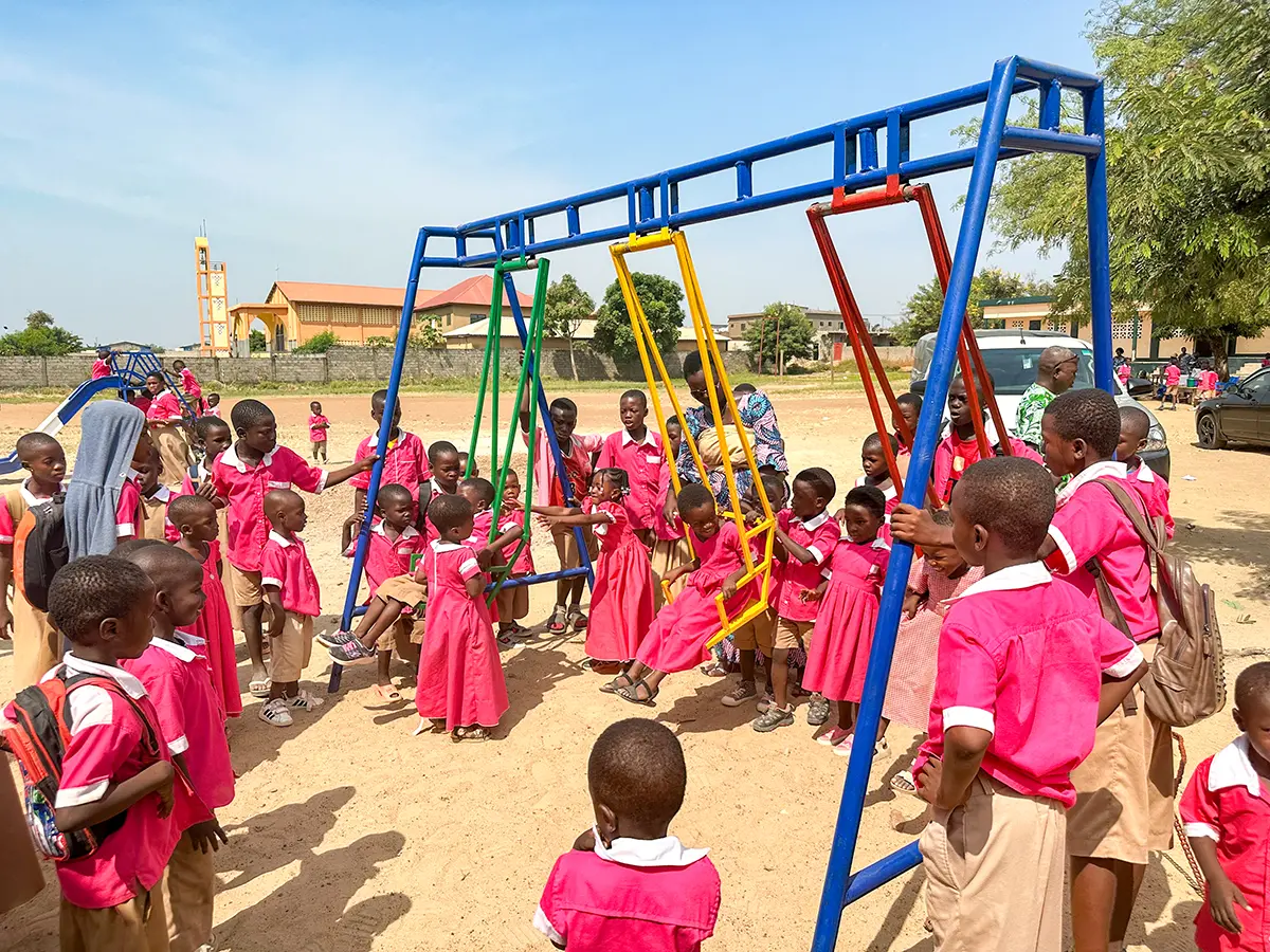 Spielgeräte beim neuen Kindergarten in Tchaloude