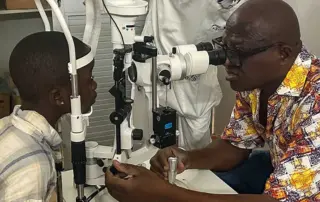 Untersuchung mit einem Augenmikroskop in Togo