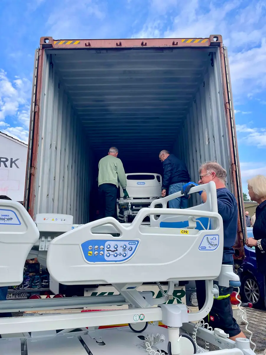 Der Container wird mit modernen Krankenhausbetten beladen